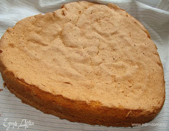 Пока йогурт отвешивается, выпекаем бисквит. 
Духовку разогреваем до 180 гр.Желтки отделить от белков. Взбить с половиной сахара.Добавить масло, половину просеянной муки, крахмал, разрыхлитель и сухое молоко. Перемешать.
Белки взбить с оставшимся сахаром до устойчивых пик. Аккуратно вмешать  половину белков в желтковую массу. Всыпать оставшуюся муку и белки, перемешать движениями сверху вниз, аккуратно, стараясь, чтобы пузырьки не лопались.
Вылить в застеленную пергаментом форму ( диаметр у меня 21 см), выпекать около 40 минут до сухой лучинки. Остудить и оставить на 8-12 ч.