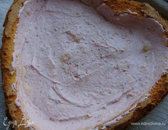 Смазываем йогуртовым кремом.