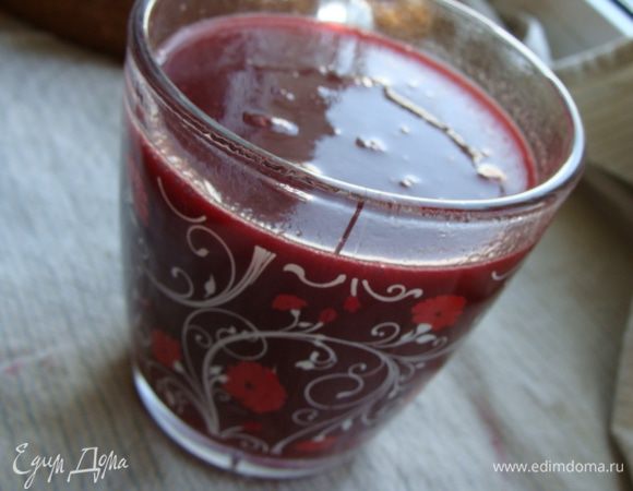 Делаем желе. Желатин замочить в маленьком количестве воды. Малину объемом 0,5 литра протереть через сито. Оставить несколько штук для украшения. Довести до кипения и остудить немного, затем растворить в малиновой массе желатин.
Я делала с агаром, для этого 1 ч.л. агара всыпала в сок малины и вскипятила. 