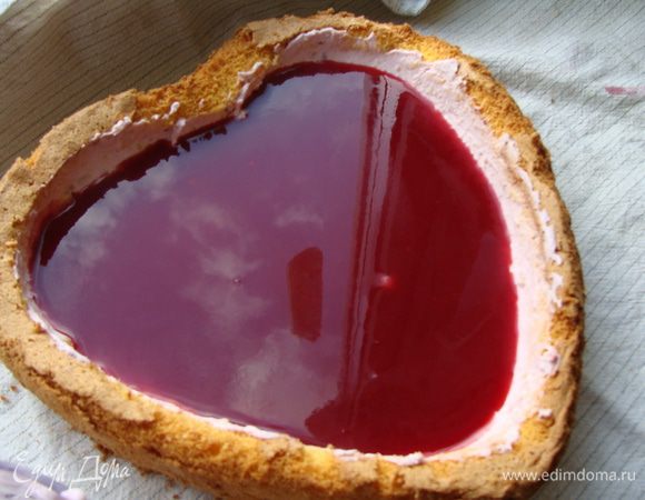 Немного остывшее желе, когда оно начнет густеть( совсем немного), выливаем в бисквитную коробочку и кладем  в морозилку на 10 минут.