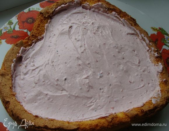 Сверху желе кладем слой йогурта. Оставляем несколько столовых ложек для обмазки.