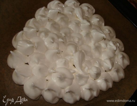 Готовим меренгу.На пергаменте начертим карандашом фигуру меньшего диаметра, чем торт. 
Белки взбиваем с сахаром, ванилином и лимонным соком. Сначала сыпем сахар, а в конце взбивания добавляем сок лимона. Отсаживаем из конверта на бумагу и выпекаем в разогретой духовке при 150 гр. около 1 ч 15 мин.