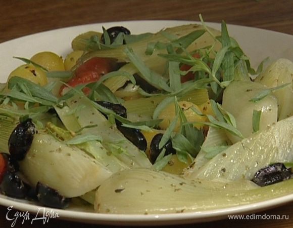 Подавать салат теплым, посыпав листьями тархуна.