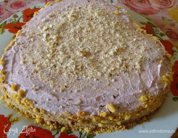 Достаем торт из холодильника. Измельчаем подсушенные обрезки.Посыпаем крошкой края и середину. 