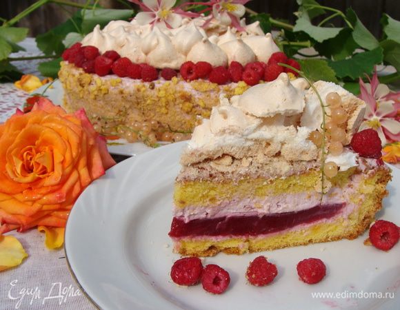 Далее выкладываем меренгу на середину торта.
Важно!!!!! Если вы подаете торт сразу или через пару часов, не ставьте торт с меренгой в холодильник, иначе от сырости она станет липкой и не вкусной. Можно хранить меренгу в закрытом сухом контейнере, а перед подачей выложить на торт!!