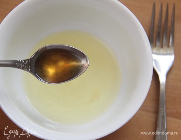 Белок взбить вилкой с водой и ванильным экстрактом. 