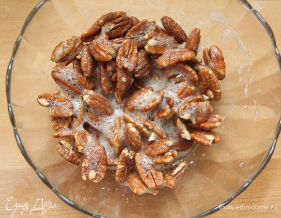 Добавить в смесь пекан и хорошо перемешать.