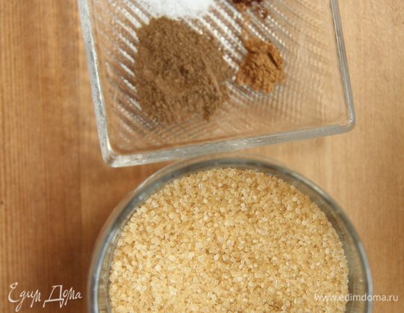 Отмерить коричневый сахар, соль и пряности. 