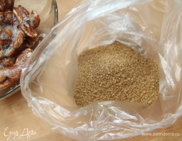 Сахарную смесь положить в пакет. Орехи вынуть из яичной смеси и опустить в пакет с сахаром.