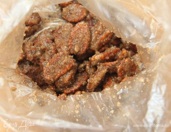 Пакет закрыть (или завязать) и тщательно потрясти. Пекан полностью покроется сахарной смесью.