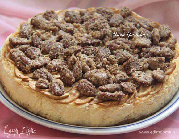 Освободить пирог из формы, переложить на блюдо. Выложить сахарный пекан на чизкейк. Приятного чаепития!