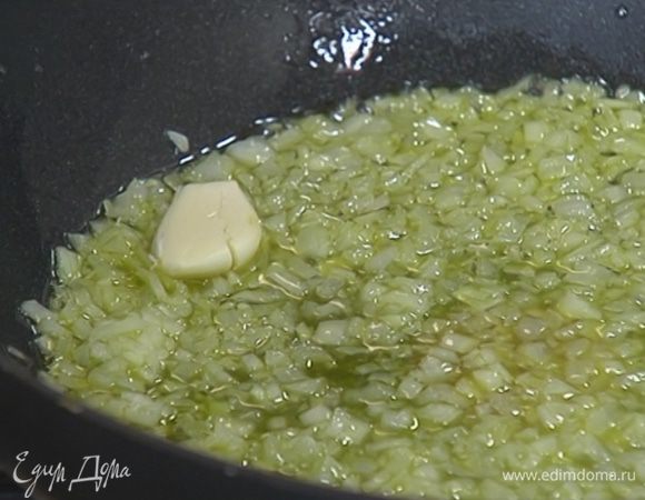 Зубчик чеснока почистить, раздавить плоской стороной ножа, добавить в сковороду с луком и все перемешать.