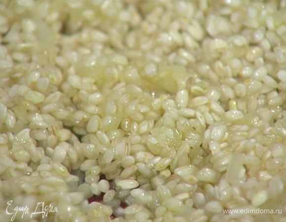 Рис всыпать к луку с чесноком и сделать тостатуру: помешивая прогревать 1–2 минуты, чтобы рис стал прозрачным.