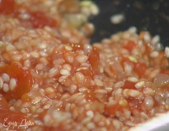 Влить 50–70 мл вина, перемешать и дать ему выпариться, а затем добавить помидоры в собственном соку.