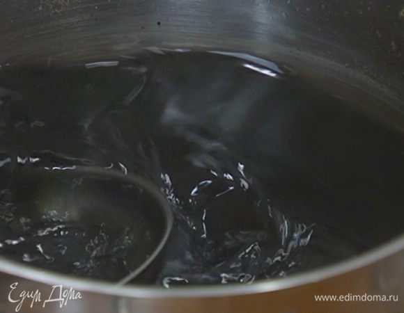 Рыбный бульон разогреть, влить чернила каракатицы и перемешать.