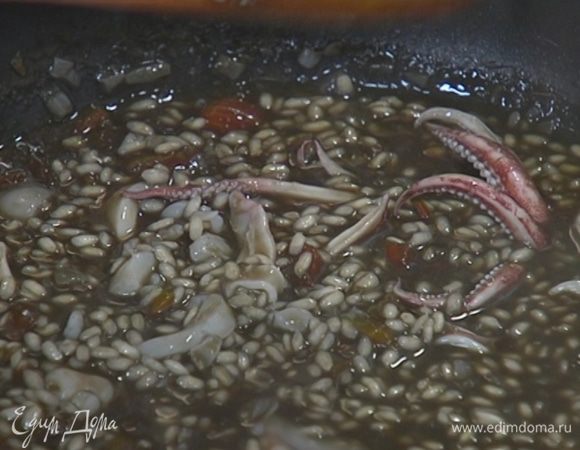 Когда ризотто будет практически готово, добавить каракатицу и кальмаров и, помешивая, готовить еще 3–5 минут (если нужно, влить еще немного рыбного бульона).