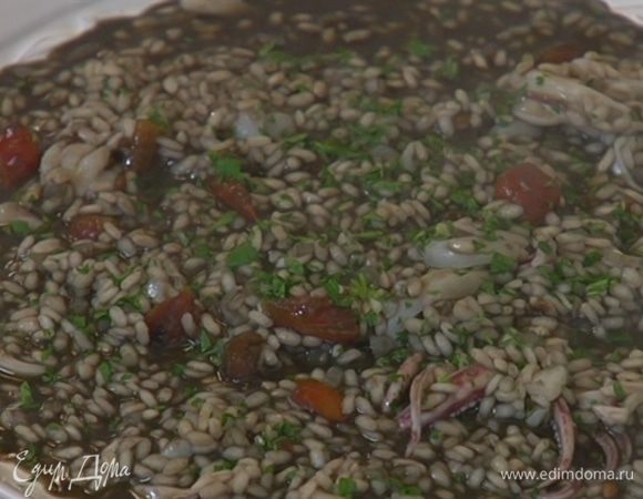 Готовое ризотто посыпать оставшейся петрушкой.