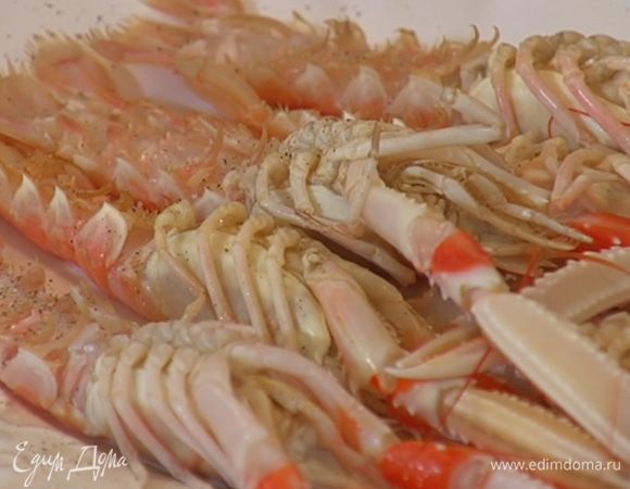 Лангустинов разрезать вдоль по хребту, не прорезая до конца, и слегка развести стенки панциря в стороны, чтобы мякоть хвостиков была раскрыта, посолить и поперчить.