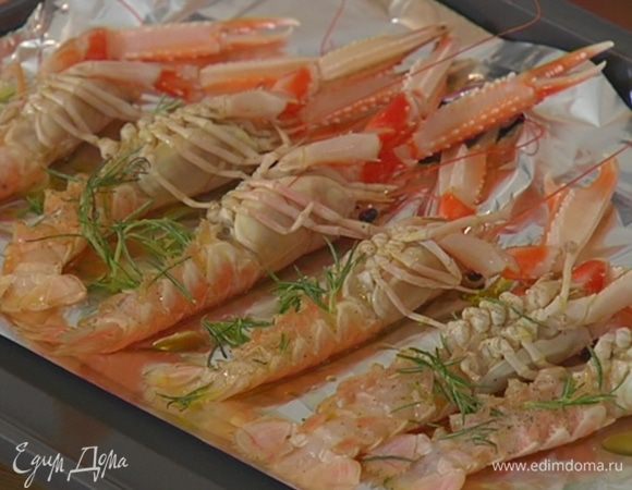 Противень выстелить пищевой фольгой, выложить лангустинов, сбрызнуть 2 ст. ложками оливкового масла, посыпать листьями розмарина и запекать в духовке под грилем 10–12 минут.