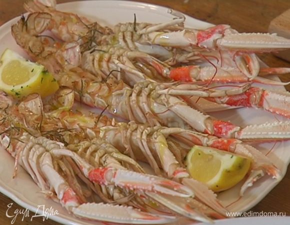Запеченных лангустинов выложить на блюдо, сбрызнуть лимонным соком и оставшимся оливковым маслом. Подавать с четвертинками лимона.