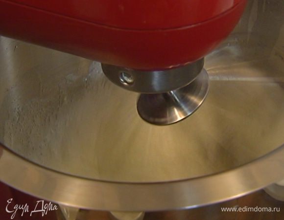 Белки взбить в комбайне в крепкую пену.