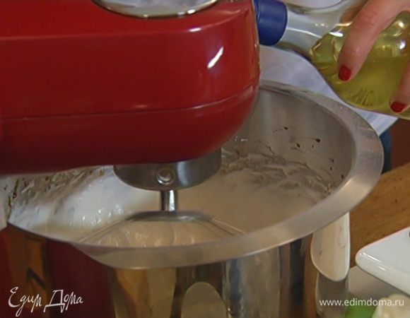 Не выключая комбайна, влить к белкам ванильный экстракт и винный уксус и взбивать еще несколько минут.