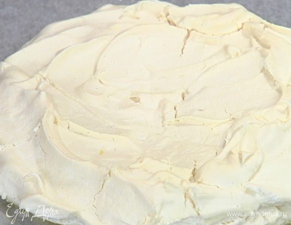 Выпекать в разогретой духовке в течение часа, затем выключить духовку и оставить в ней меренгу еще на час.