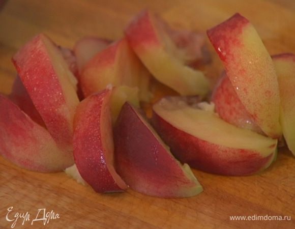 Персики, удалив косточки, нарезать тонкими дольками, посыпать 1/2 ч. ложки сахарной пудры и выложить сверху половину малины.