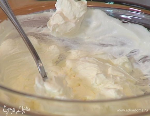 Приготовить крем: сливки слегка взбить, добавить оставшуюся сахарную пудру и продолжать взбивать, пока не получится пышная воздушная масса, затем порциями ввести взбитые сливки в маскарпоне, каждый раз вымешивая.