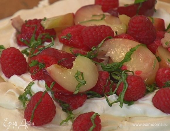 Остывшую меренгу переложить на тарелку, покрыть сливочным кремом, сверху разложить персики с малиной и украсить все оставшимися ягодами малины.