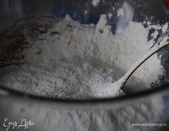 Добавить к шоколадно-овсянной массе муку, сахар, ванильный сахар и разрыхлитель.