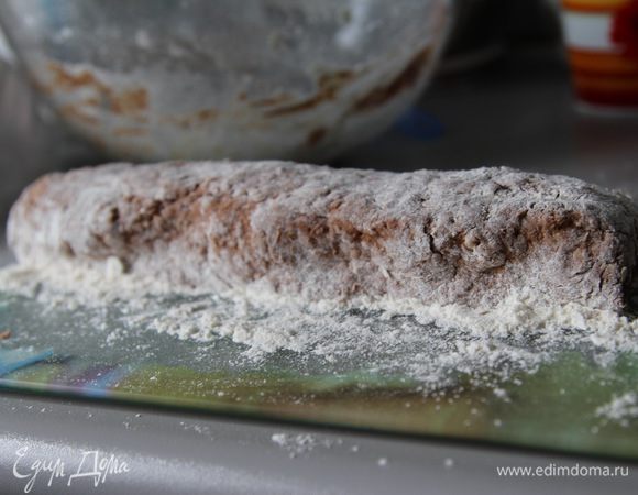 Замесить очень мягкое тесто. (Можно выложить его на доску, посыпанную мукой, как у меня, а можно доставать ложечкой прямо из миски и обваливать в муке) От теста отделять понемногу и формировать шарики, периодически "пачкая" руки в муке, чтобы не сильно липло .