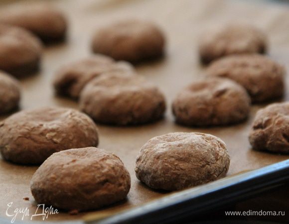 Выпекаем 15 минут при температуре 200 градусов.А затем 10 минут в режиме "обдув" .Тогда у печенья получится непередаваемое сочетание хрустящей(но не жёсткой) корочки снаружи и мягкой серединки!