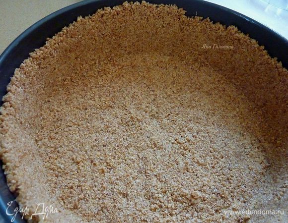 В миксере раскрошить крекеры, растопить сливочное масло и перемешать с крошкой, добавить соль и сахар, ложкой перемешать. Распределить крошки по дну формы, формируя бортик высотой в 2.5 см.