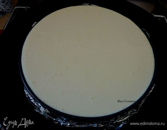 Поставить полный чайник с водой закипать. Миксером на средней скорости взбить сыр, пройтись по дну, постепенно всыпать сахар, продолжая взбивать ввести цедру, ваниль и соль.
Ввести яйца по одному, взбивая немного после каждого. (Важно периодически проходиться ложкой или спатулой по дну миски, чтобы всё перемешалось равномерно)
В конце ввести сметану. 
Форму для запекания хорошо снизу обмотать фольгой, так чтобы дно не пропускало воду. Поставить форму в более объемную емкость (советую на данном этапе все делать на противне чтобы было легче ставить в духовку). Залить сырную массу в форму. В пространство между формами залить кипяток, очень аккуратно, до половины формы с чизом. Поставить осторожно в духовку и запекать 2 - 2.5 часа, если через час будет золотистый верх то нужно очень аккуратно накрыть фольгой и продолжить запекать,  если сильно поднялось и невозможно накрыть фольгой то нужно установить дополнительный противень уровнем выше  и снизить температуру. 