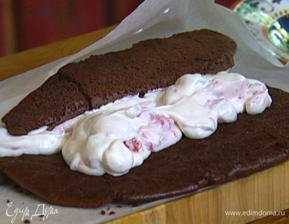 Выложить на корж начинку (немного сливок оставить) и свернуть в рулет при помощи бумаги для выпечки. 
