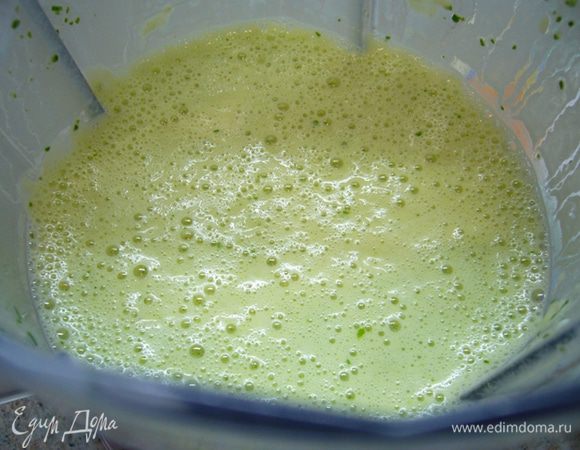 В чашу блендера добавить следующие ингредиенты: муку, соль, сахар, яйцо, растительное масло. Взбить. Воду довести до кипения, добавить соду, перемешать, влить в тесто и еще раз соединить ингредиенты.