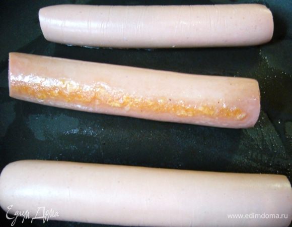 Сосиски обжарить на растительном масле.