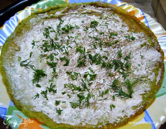 Сметану посолить, выдавить в нее чеснок.
Вымытый и высушенный укроп нарезать.
Распределить сметану по блинчику, посыпать укропом, выложить на край блина сосиску, завернуть в рулет.
Нарезать рулет поперек на 4 кусочка, на каждый положить помидорку, скрепить шпажкой или зубочисткой.
