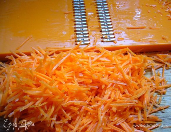 Для маринада в уксусе растворить соль, сахар. Добавить масло, взбить.
Морковь натереть на терке для корейской моркови.
