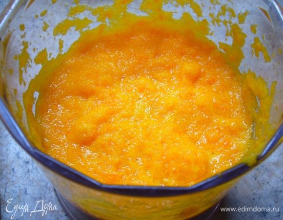 Перец вымыть, очистить от семян, измельчить в блендере вместе с чесноком до кашеобразного состояния.