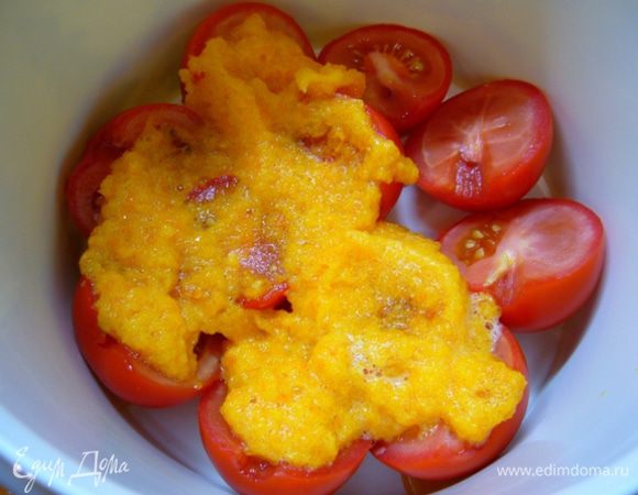 Помидоры вымыть, высушить, разрезать пополам, удалить плодоножку.
В герметичный контейнер выложить в один слой помидоры срезом вверх.
На помидоры – перец с чесноком,
