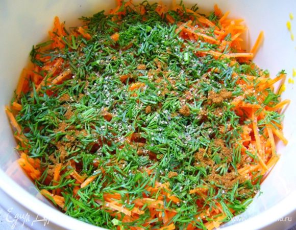 Затем – зелень, посыпать черным и красным перцем.
Далее процедуру повторить.
Вылить маринад. Закрыть крышкой и поставить контейнер вверх дном в холодильник на сутки.
За это время несколько раз перевернуть контейнер.
Замечательная острая ароматная закуска готова!
