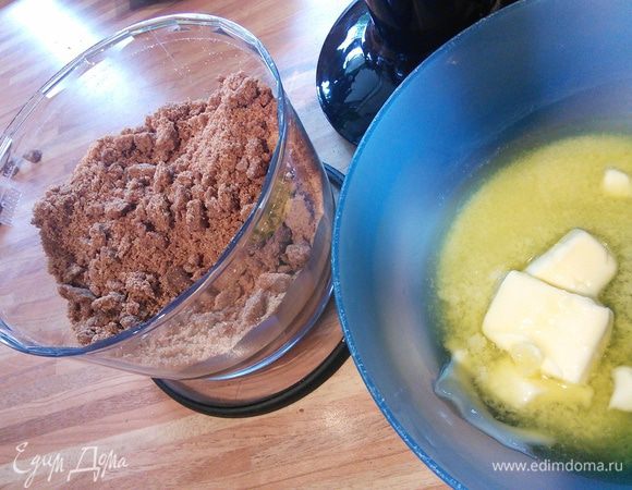 Печенье смолите в крошку, но не в порошок. Растопите масло. Смешайте крошку с маслом.