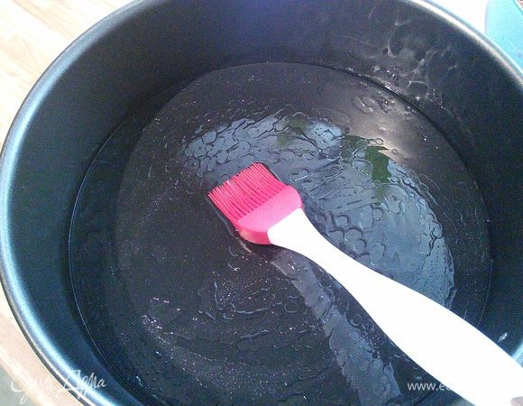 Смажьте легонько форму ( 26 см. в диаметре ) маслом.