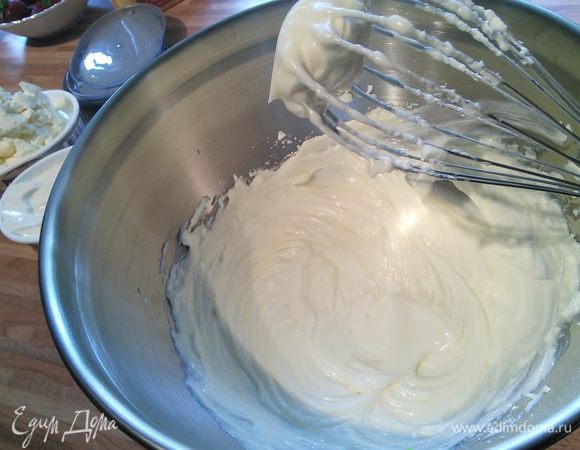 200 гр. свежего сыра (у меня Филадельфия, можно применить любой другой) *Сыр, яйца, сливки выньте заранее, они должен быть комнатной температуры* взбейте на маленьких оборотах со 100 гр. сахара и крохмалом прибл. в течении 3 мин.