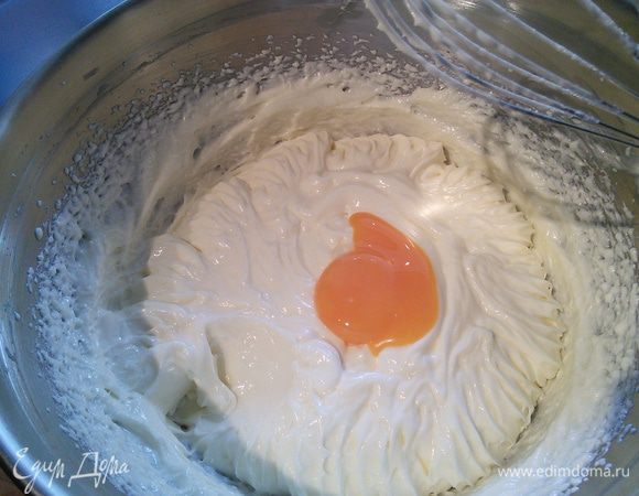 Добавьте остальной сыр и 200 гр. сахара, взбейте, затем введите желтки.