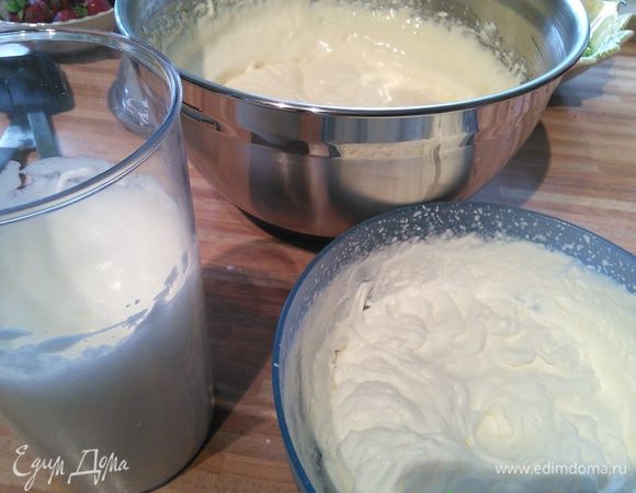 Взбейте 175 мл. сливок, взбейте белки. Введите поочередно сливки,