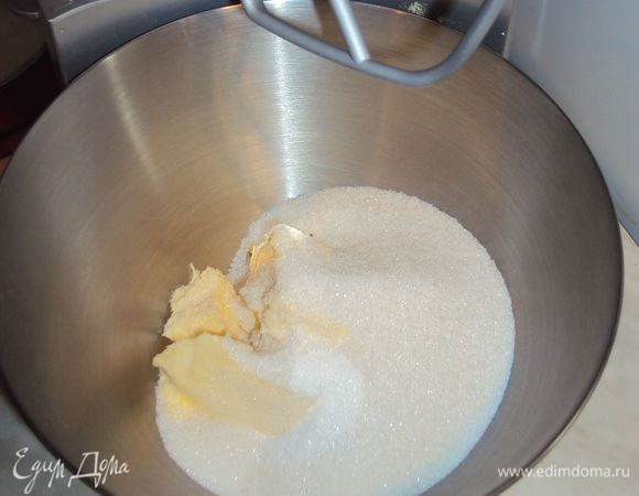 Выложить сливочное масло в чашу миксера и взбейте с сахаром и ванильным сахаром .