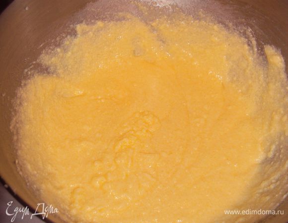 Продолжая взбивать добавить по одному яйца ,затем желтки.